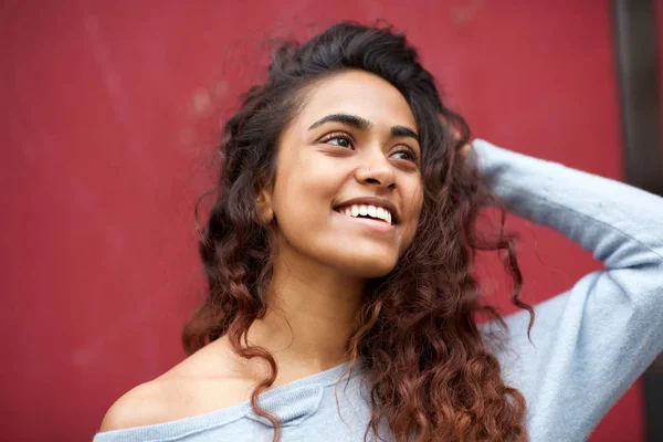 Zbliżenie Portret Pięknej Młodej Indyjskiej Kobiety Uśmiechając Się Czerwonego Tła — Zdjęcie stockowe