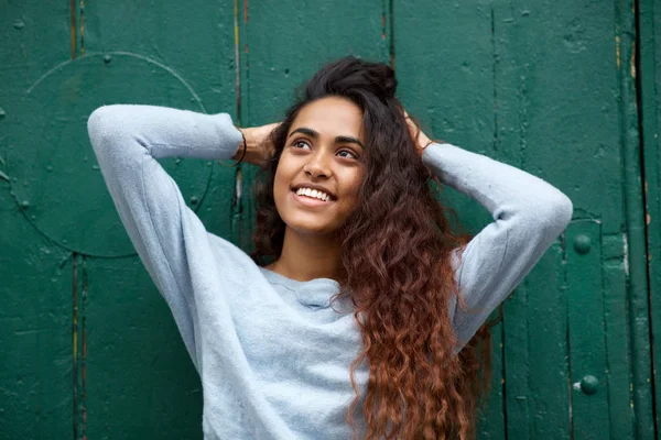 Retrato Chica India Feliz Sonriendo Con Las Manos Pelo Por — Foto de Stock