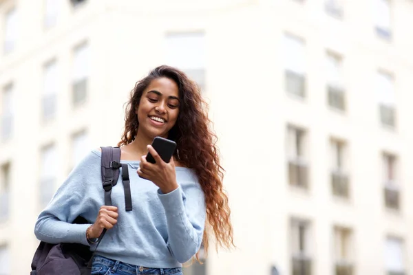 Porträtt Lycklig Indisk Flicka Som Går Utanför Med Mobiltelefon Och — Stockfoto