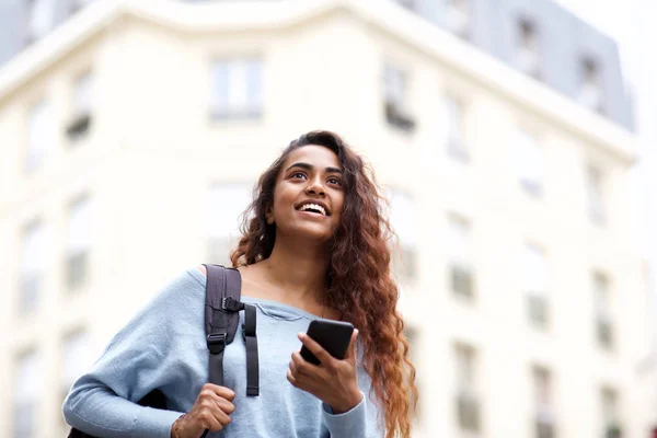 Portret Van Vrolijke Jonge Indiase Vrouw Met Mobiele Telefoon Stad — Stockfoto