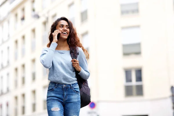 Retrato Una Joven Feliz Caminando Hablando Con Teléfono Móvil Ciudad —  Fotos de Stock