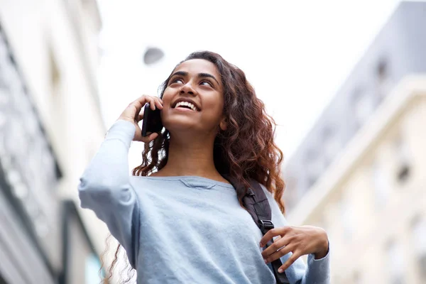 Retrato Una Joven Feliz Hablando Con Celular Ciudad —  Fotos de Stock