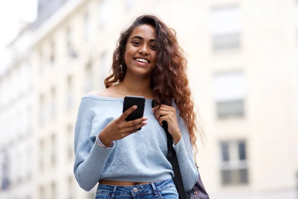 Портрет Улыбающейся Молодой Женщины Мобильным Телефоном Городе — стоковое фото
