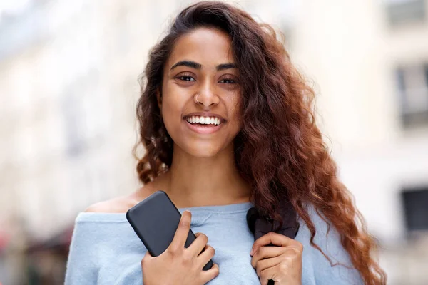 Närbild Främre Porträtt Vackra Unga Indiska Kvinna Leende Med Mobiltelefon — Stockfoto
