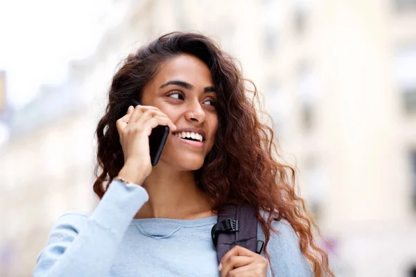 Närbild Porträtt Lycklig Ung Kvinna Pratar Med Mobiltelefon Utanför City — Stockfoto