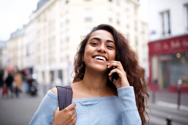 街を歩いて携帯電話で話す笑顔の若いインド人女性の肖像画をクローズアップ — ストック写真