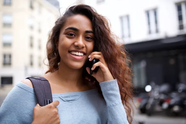 Close Retrato Atraente Jovem Mulher Sorrindo Conversando Com Celular Cidade — Fotografia de Stock