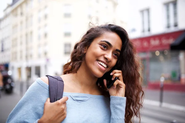 Zbliżenie Portret Szczęśliwy Piękny Młody Indyjski Kobieta Chodzenie Rozmowa Telefon — Zdjęcie stockowe