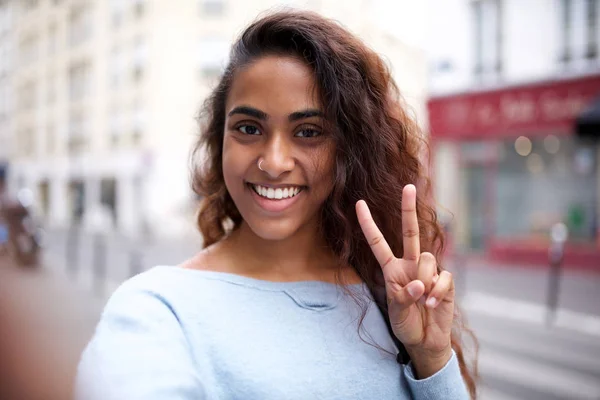 Porträt Einer Glücklichen Indianerin Die Ein Selfie Mit Friedenszeichen Macht — Stockfoto