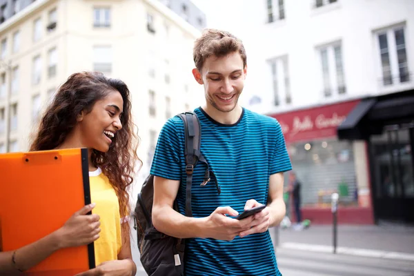 Şehirde Kitap Çantasıyla Yürüyen Cep Telefonuna Bakan Erkek Kız Öğrencilerin — Stok fotoğraf