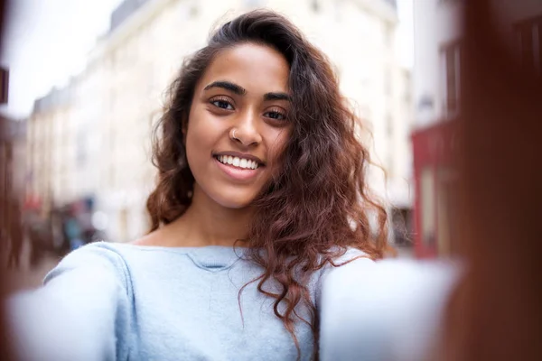 Porträtt Lycklig Indisk Kvinna Som Tar Selfie Staden — Stockfoto