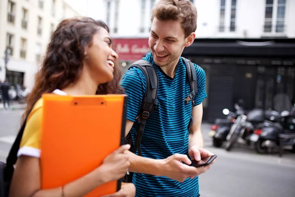 Porträt Von Studenten Die Mit Dem Handy Lachen — Stockfoto