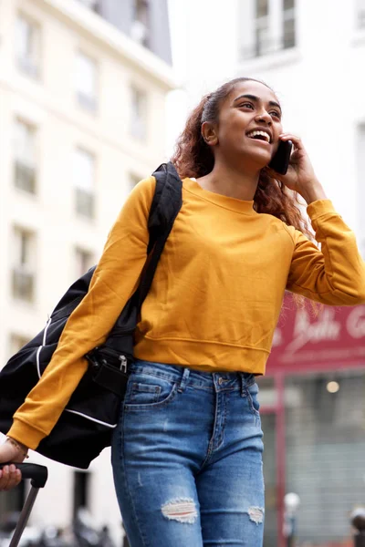 Portret Happy Travel Kobieta Spaceru Bagażem Rozmawiać Telefonem Komórkowym Mieście — Zdjęcie stockowe