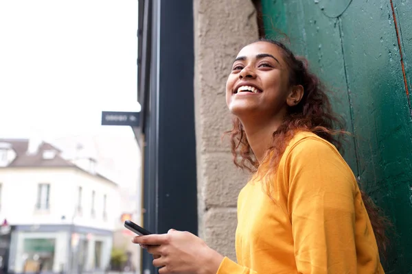 Side Porträtt Leende Ung Kvinna Med Mobiltelefon City — Stockfoto