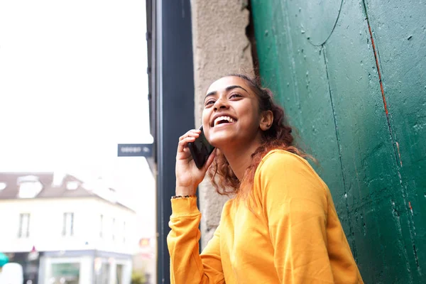 Side Porträtt Lycklig Ung Kvinna Pratar Med Mobiltelefon — Stockfoto