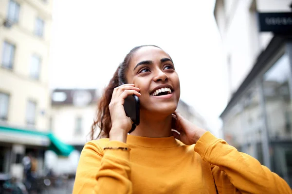 Närbild Porträtt Glad Ung Kvinna Talar Med Mobiltelefon Och Tittar — Stockfoto