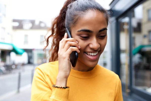 Närbild Porträtt Lycklig Ung Kvinna Pratar Med Smart Telefon City — Stockfoto