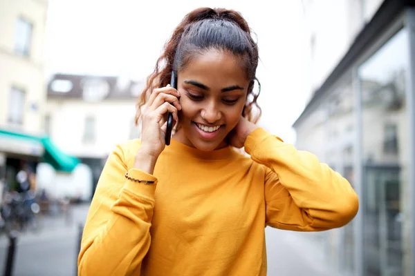 Szczery Portret Młodej Kobiety Rozmawia Telefonem Komórkowym Mieście — Zdjęcie stockowe