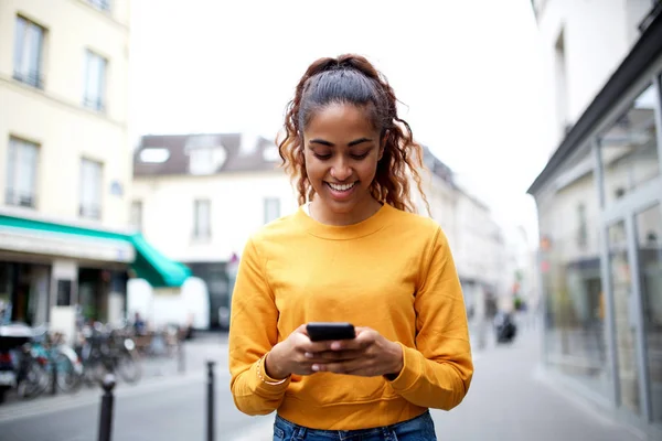 Retrato Menina Indiana Feliz Olhando Para Telefone Celular Cidade — Fotografia de Stock