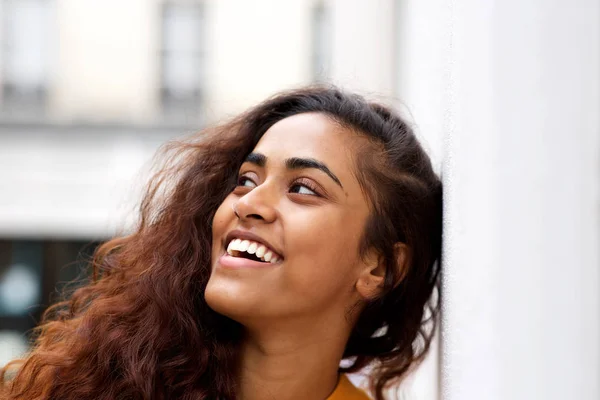 Närbild Porträtt Ung Kvinna Lutar Mot Vita Väggen Och Leende — Stockfoto