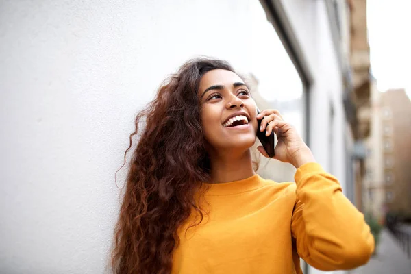 Porträtt Cool Ung Indisk Kvinna Pratar Med Mobiltelefon — Stockfoto