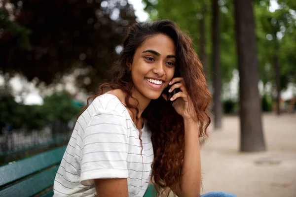 Portret Van Aantrekkelijke Jonge Vrouw Zittend Park Praten Met Mobiele — Stockfoto