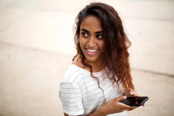 Cerca Retrato Lateral Hermosa Mujer India Joven Con Teléfono Celular — Foto de Stock