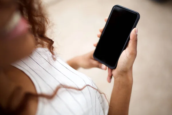 Närbild Kvinnliga Händer Holding Mobiltelefon — Stockfoto