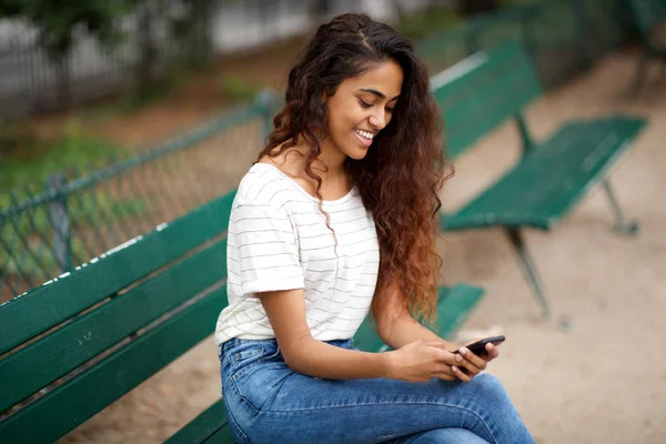 Retrato Lateral Joven Mujer India Feliz Sentada Banco Parque Con — Foto de Stock