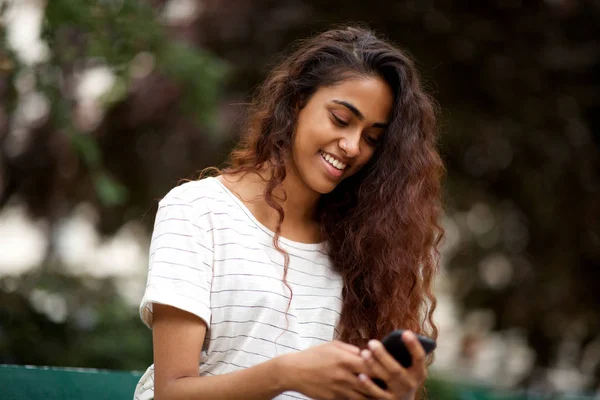 Close Portret Van Mooie Jonge Vrouw Glimlachend Kijken Naar Mobiele — Stockfoto