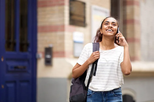 Retrato Mulher Feliz Conversando Com Telefone Celular — Fotografia de Stock