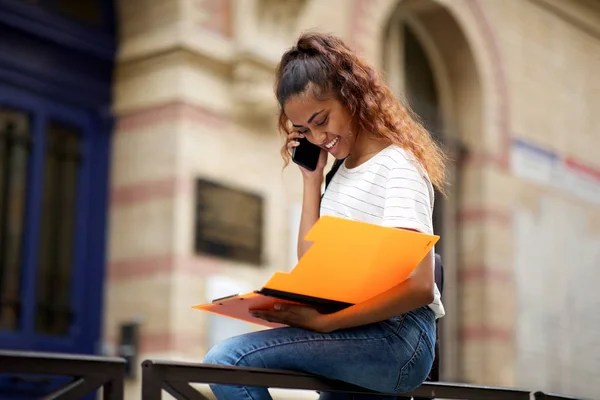 Portret Vrouwelijke College Student Praten Met Mobiele Telefoon Campus — Stockfoto