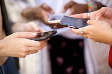Cep telefonu tutan ve yazarak arkadaş elleri grup portresi