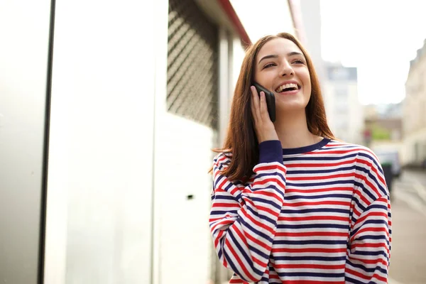 Πορτρέτο Του Happy Νεαρή Γυναίκα Που Μιλά Κινητό Τηλέφωνο Στην — Φωτογραφία Αρχείου