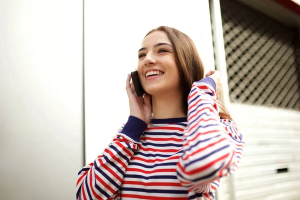 Zavřít Portrét Usmívající Mladé Ženy Chůze Mluvení Mobilním Telefonem — Stock fotografie