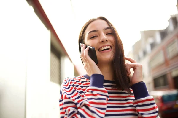 街で笑顔と携帯電話で話す美しい若い女性の肖像画をクローズアップ — ストック写真