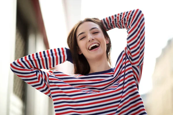 Retrato Una Joven Alegre Riendo Con Mano Pelo Afuera —  Fotos de Stock