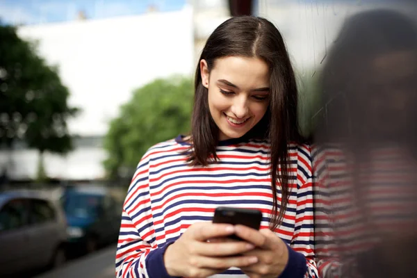 Portret Młodej Kobiety Uśmiechnięty Patrząc Telefon Komórkowy — Zdjęcie stockowe