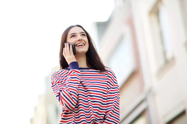 Retrato Una Hermosa Joven Sonriendo Afuera Hablando Con Celular —  Fotos de Stock