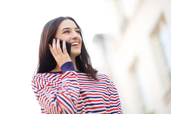 Portrét Usmívající Mladé Ženy Mluvící Mobilním Telefonem — Stock fotografie