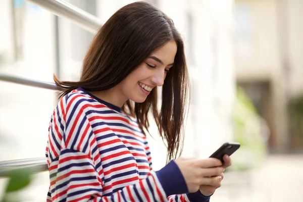 Kant Portret Van Gelukkige Jonge Vrouw Kijken Naar Mobiele Telefoon — Stockfoto