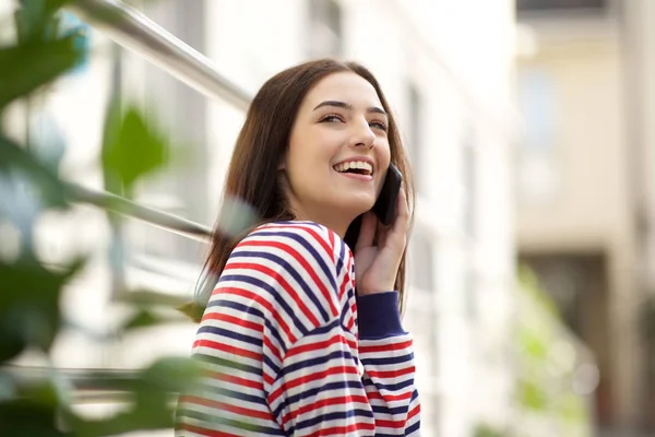 Πλαϊνό Πορτραίτο Της Ευτυχης Νεαρής Γυναίκας Έξω Μιλώντας Κινητό Τηλέφωνο — Φωτογραφία Αρχείου