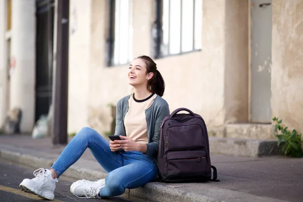 Retrato Una Estudiante Feliz Sentada Afuera Sonriendo Con Teléfono Móvil —  Fotos de Stock