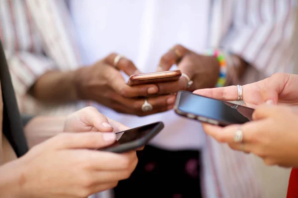 Närbild Kvinnliga Händer Håller Mobiltelefoner — Stockfoto