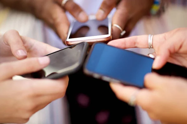 Acercamiento Grupo Mujeres Jóvenes Manos Sosteniendo Teléfonos Móviles — Foto de Stock