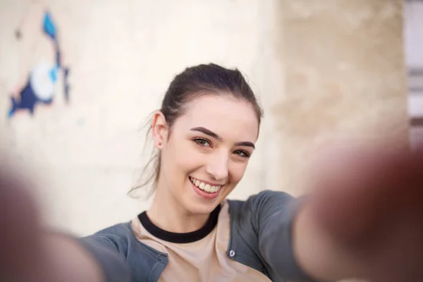 Porträtt Lycklig Ung Kvinna Tar Selfie Mot Väggen — Stockfoto