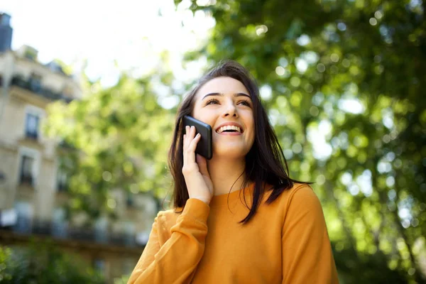 Közelről Portré Boldog Fiatal Beszél Mobiltelefonnal Parkban — Stock Fotó