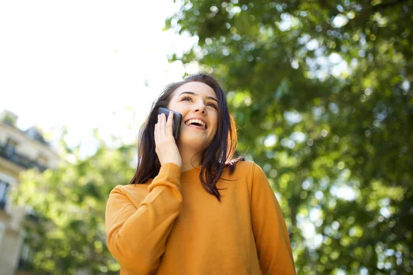 Retrato Jovem Feliz Conversando Com Telefone Parque — Fotografia de Stock