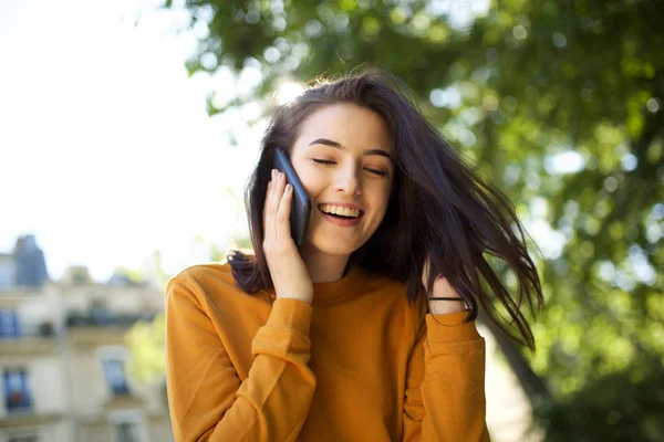 Πορτραίτο Του Happy Νεαρή Γυναίκα Γέλιο Ενώ Μιλάει Κινητό Τηλέφωνο — Φωτογραφία Αρχείου