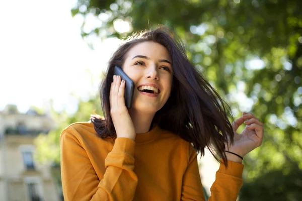 Ritratto Giovane Donna Allegra Che Parla Con Cellulare Parco — Foto Stock